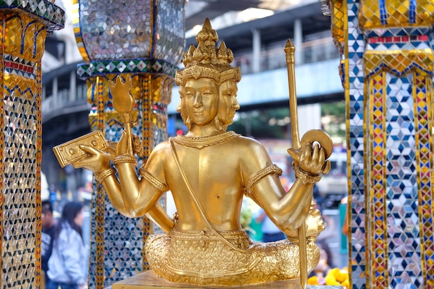 Świątynia Erawan w Bangkoku. Thao Maha Phrom Shrine jest hinduską świątynią w Bangkoku