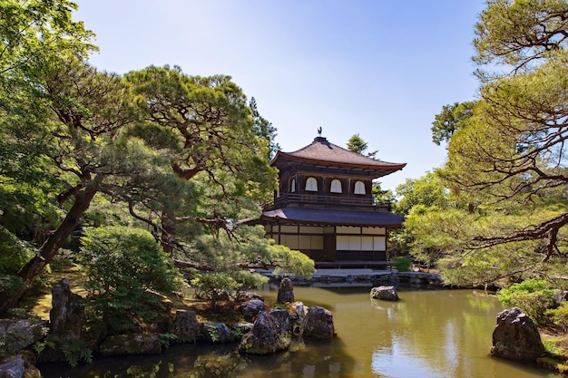 Zdjęcie Świątynia ginkakuji (srebrny pawilon) i jej malownicze tereny, prowincja kansai, kioto, japonia.