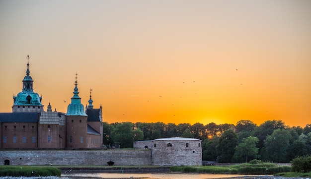 Świątynia i drzewa na tle jasnego nieba podczas zachodu słońca