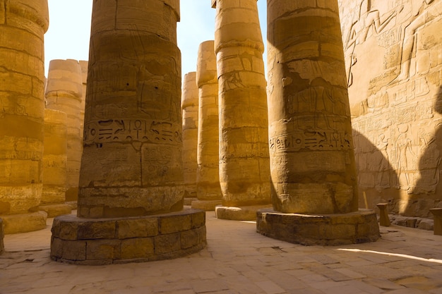 Świątynia Karnak Kolosalne Rzeźby Starożytnego Egiptu W Dolinie Nilu W Luksorze