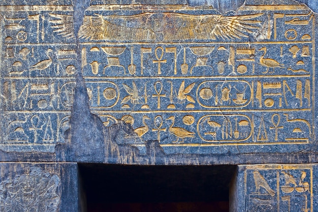 Świątynia Karnak Kolosalne rzeźby starożytnego Egiptu w dolinie Nilu w Luksorze