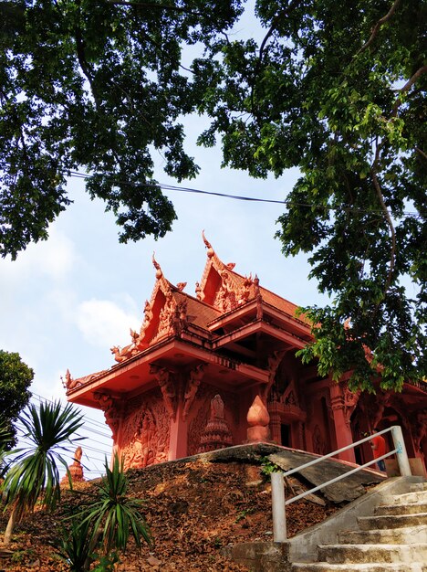 Świątynia koloru czerwonego w Tajlandii. Fasada świątyni ozdobiona jest figurami smoków i bogów. Samui, Tajlandia - 03.02.2020