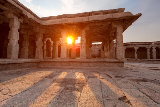 Świątynia Kryszny na zachodzie słońca. Hampi, Karnataka, Indie