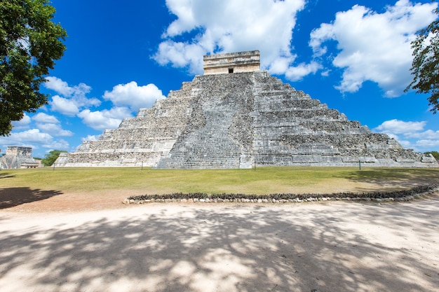 Świątynia Kukulkan, Piramida W Chichen Itza Na Jukatanie W Meksyku