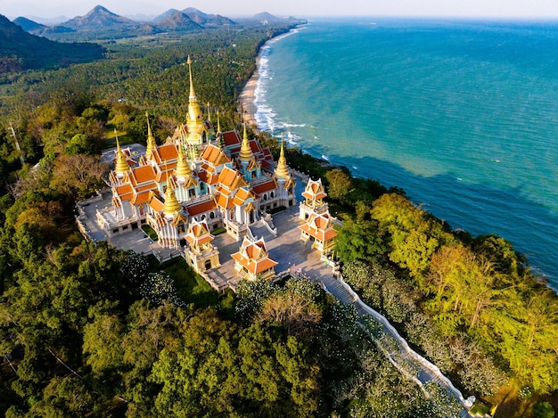 Świątynia Phra Mahathat Chedi Phakdee Prakat w Prachuap Khiri Khan Tajlandia