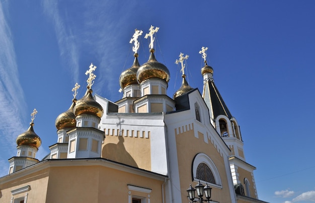 Świątynia prawosławna na tle błękitnego nieba