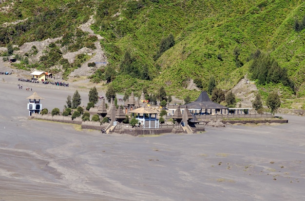 Świątynia przy góry Bromo volcanoes w Bromo Tengger Semeru parku narodowym, Wschodni Jawa, Indonezja