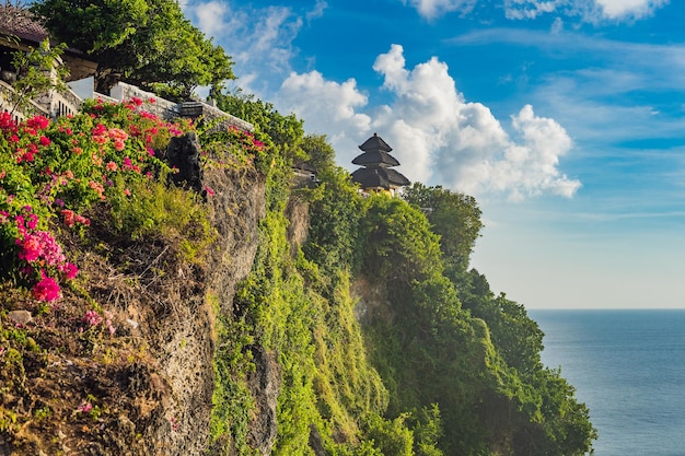Świątynia Pura Luhur Uluwatu, Bali, Indonezja. Niesamowity krajobraz - klif z błękitnym niebem i morzem.