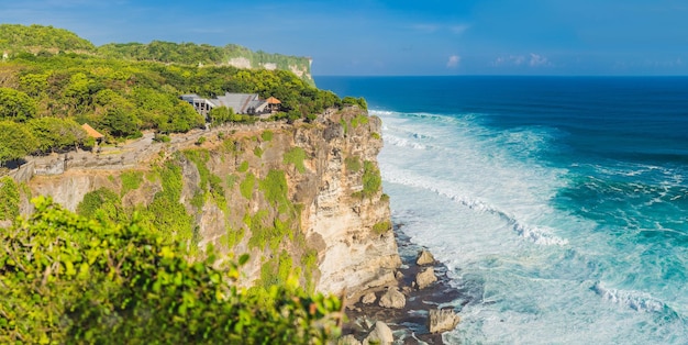 Świątynia Pura Luhur Uluwatu Bali Indonezja Niesamowity krajobraz klifu z błękitnym niebem i morzem