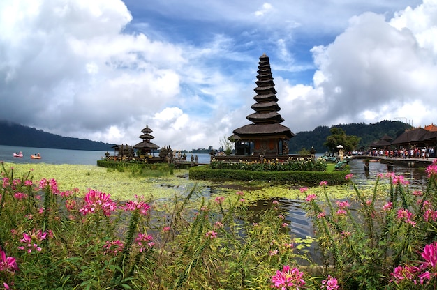 Świątynia Pura Ulun Danu Bratan. Jeden Sławny Miejsce Przy Bali Indonezja