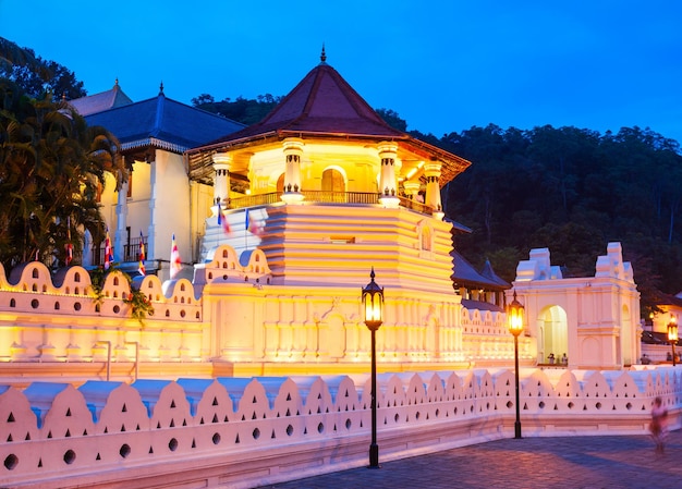 Świątynia Relikwii Świętego Zęba lub Sri Dalada Maligawa w Kandy o zachodzie słońca. Świątynia Sacred Tooth Relic Temple to buddyjska świątynia znajdująca się w królewskim kompleksie pałacowym Królestwa Kandy.