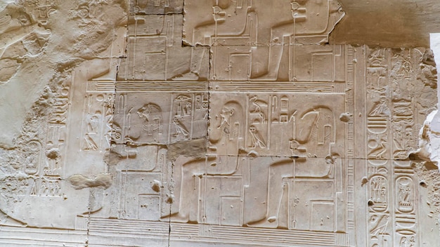 Świątynia Setiego I w Abydos Dzisiaj Abydos wyróżnia się świątynią pamięci Setiego I