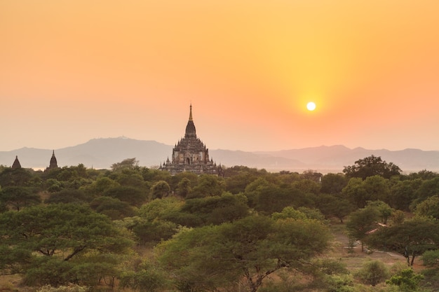 Zdjęcie Świątynia sulamani o zachodzie słońca bagan myanmar