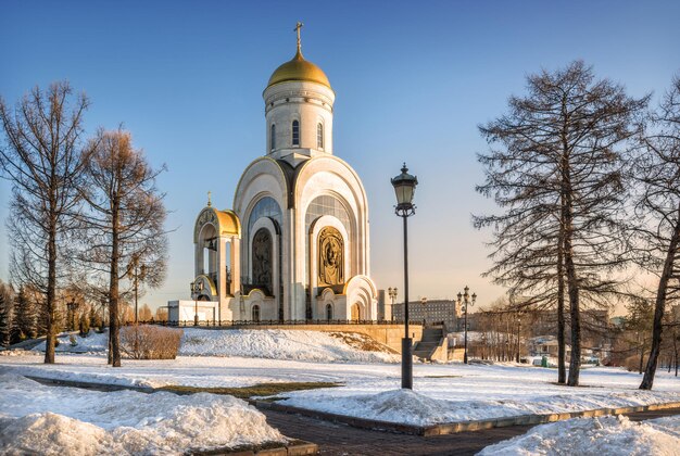 Świątynia św. Jerzego na wzgórzu Poklonnaya w Moskwie w zimowy poranek