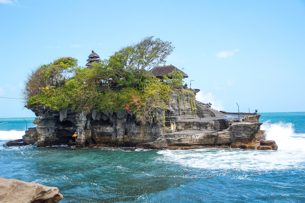 Zdjęcie Świątynia tanah lot z silnymi falami widzianymi od dołu. indonezja