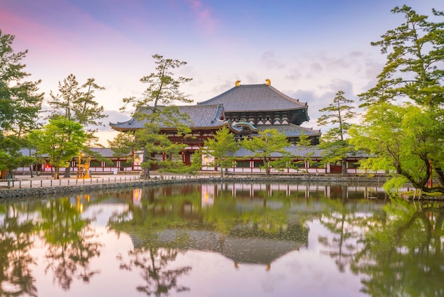 Świątynia Todaiji w Nara, Japonia o zachodzie słońca