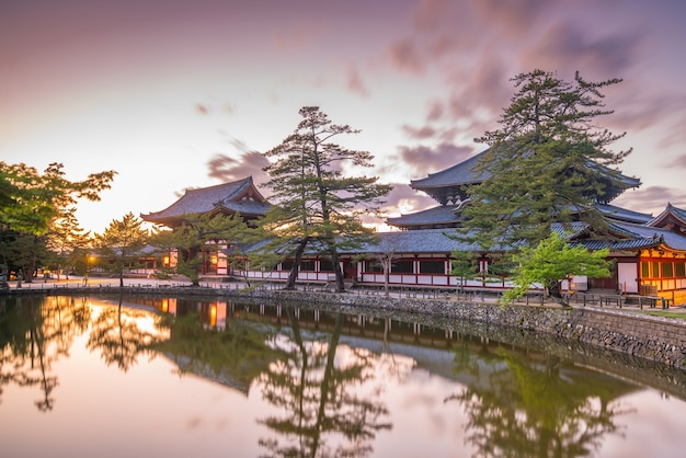 Świątynia Todaiji w Nara, Japonia o zachodzie słońca