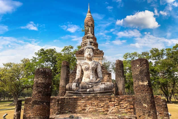 Świątynia Traphang Ngoen w parku historycznym Sukhothai, Tajlandia