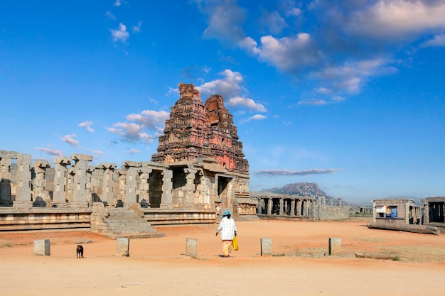 Świątynia Vitthala w Hampi to starożytny zabytek znany ze swojej architektury.