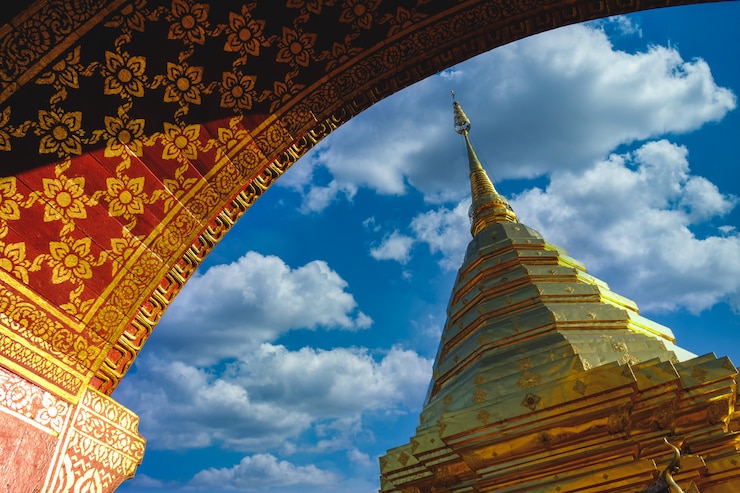Zdjęcie świątynia w bangkok thailand architektury antycznej sztuce chedi phra który doi suthep w chiang mai, tajlandia asia