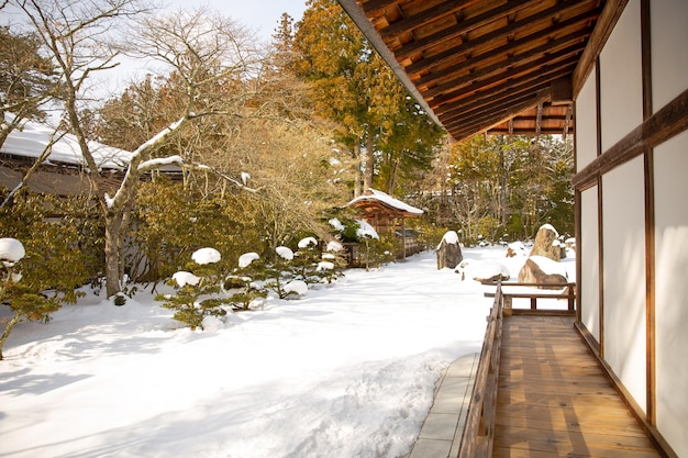 Świątynia w Japonii zimą Pokryty śniegiem