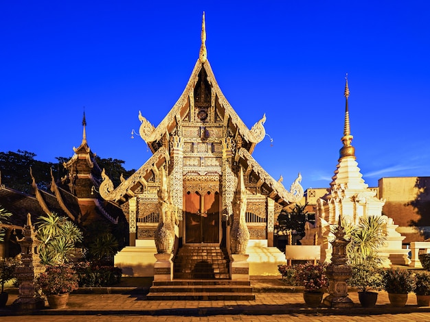 Świątynia Wat Chedi Luang o zachodzie słońca, Chiang Mai, Tajlandia