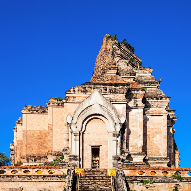 Świątynia Wat Chedi Luang w Chiang Mai, Tajlandia