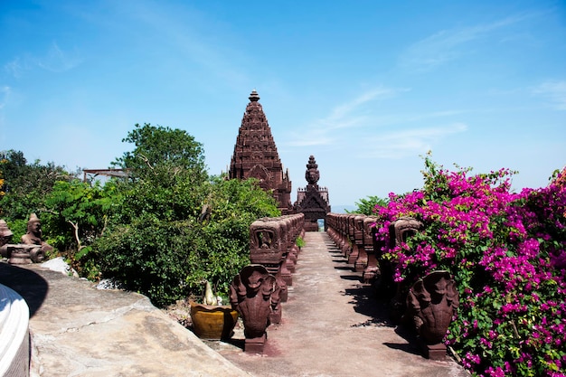 Zdjęcie Świątynia wat khao sanam chaeng w lopburi w tajlandii