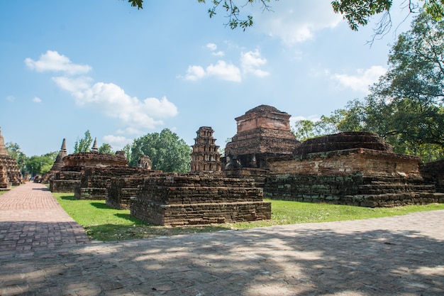 Świątynia Wat Mahathat w parku historycznym Sukhothai, Tajlandia w letni dzień