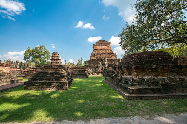 Świątynia Wat Mahathat w parku historycznym Sukhothai, Tajlandia