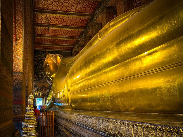 Świątynia Wat Pho Duży Leżący Złoty Posąg Buddy Phra Buddhasaiyas Bangkok Tajlandia