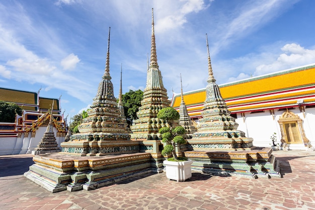 Świątynia Wat Pho lub Wat Phra Chetuphon w słoneczny dzień, Bangkok, Tajlandia