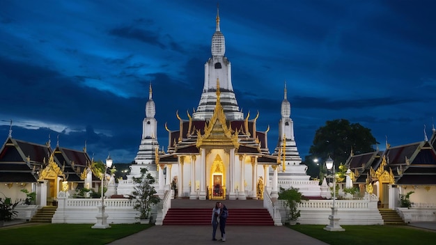 Świątynia Wat Phra Singh w nocy w Chiang Mai w Tajlandii