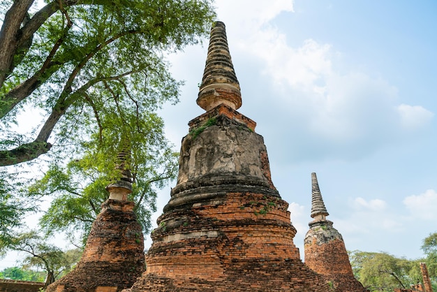 Świątynia Wat Phra Sri Sanphet w rejonie Parku Historycznego Sukhothai wpisanego na Listę Światowego Dziedzictwa UNESCO w Tajlandii