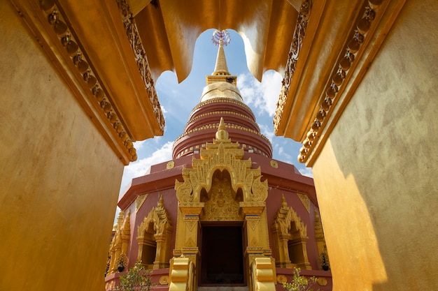 Świątynia Wat Phra That Doi Phra Chan w prowincji Lampang, Daibutsu, Tajlandia