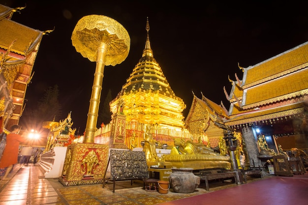 Świątynia Wat Phrathat Doi Suthep w nocy w Tajlandii Chiang Mai