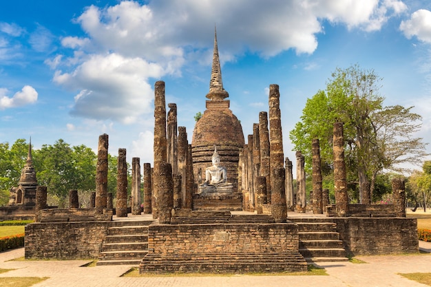 Świątynia Wat Sa Si w parku historycznym Sukhothai, Tajlandia