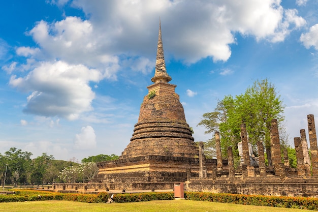 Świątynia Wat Sa Si w parku historycznym Sukhothai w Tajlandii