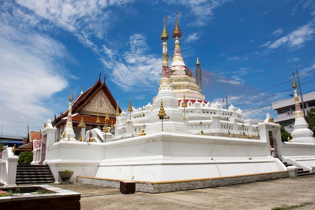 Świątynia Wat Songtham Worawihan dla ludzi odwiedzających i modlących się w Amphoe Phra Pradaeng w Samut Prakan Tajlandia