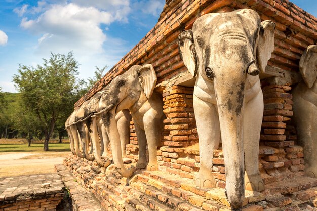 Świątynia Wat Sorasak świątynia Słonia W Parku Historycznym Sukhothai, Tajlandia