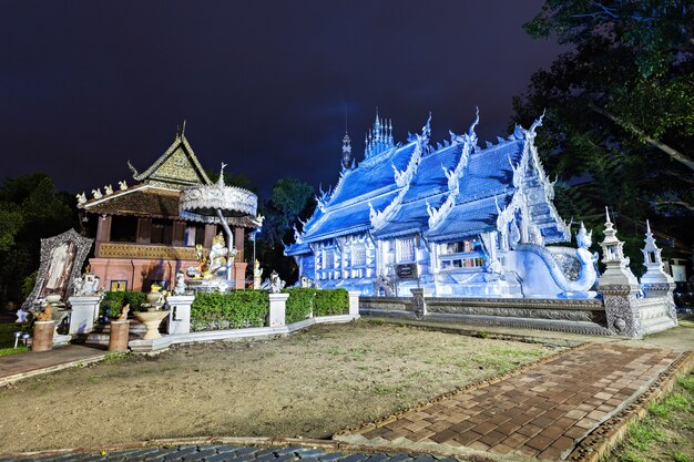 Świątynia Wat Sri Suphan nocą w Chiang Mai, Tajlandia