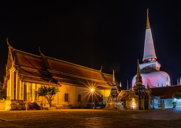 Świątynia z pagodą w nocnym niebie, społeczeństwo w Tajlandia