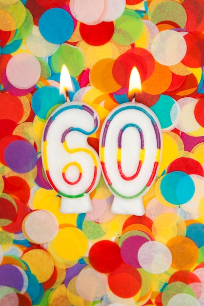 Zdjęcie Świeca celebrująca numer 60 na tle konfetti