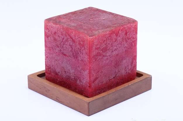 Świeca Marmurowa Cube Square Red Na Stojaku Z Drewna Tekowego