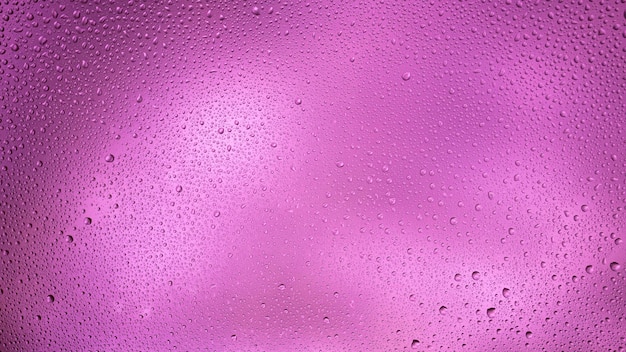 Świecące gradientowe fioletowe tło z kontrastowymi kroplami wody