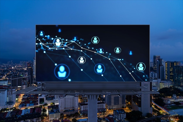 Świecące ikony mediów społecznościowych na billboardzie w nocy panoramiczny widok na miasto Kuala Lumpur Malezja Azja Koncepcja tworzenia sieci i tworzenia nowych połączeń między ludźmi a firmami w KL