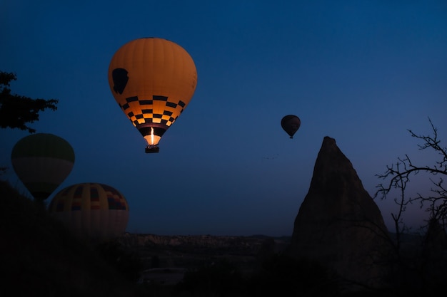 Świecący balon na gorące powietrze o świcie do gurima cappadocia