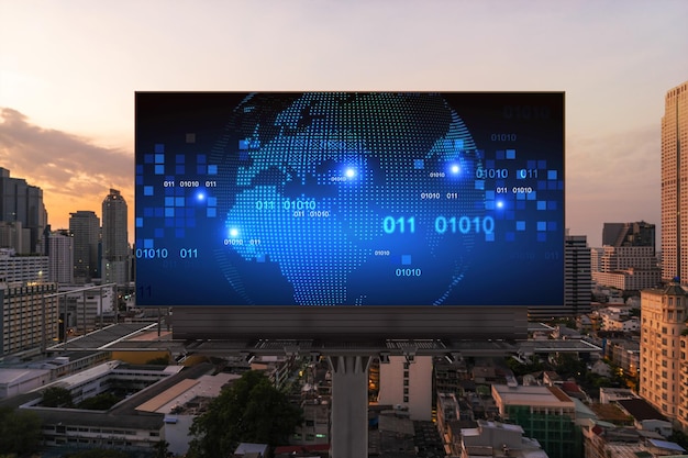 Świecący Hologram Mapy Planety Ziemi Na Billboardzie Nad Panoramicznym Pejzażem Bangkoku O Zachodzie Słońca Koncepcja Międzynarodowego Biznesu W Azji Południowo-wschodniej