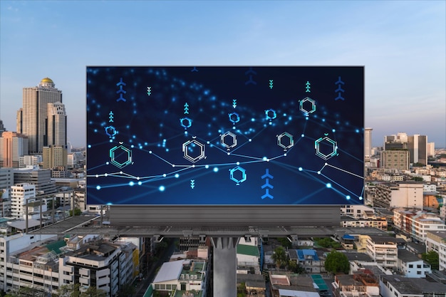 Świecący hologram procesu technologicznego na billboardzie z lotu ptaka panoramiczny pejzaż Bangkoku o zachodzie słońca Największy innowacyjny ośrodek usług technologicznych w Azji Południowo-Wschodniej