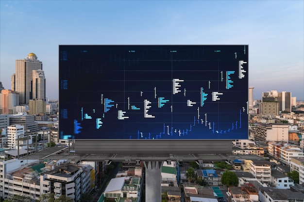 Świecący Hologram Wykresu Forex Na Billboardzie Z Lotu Ptaka Panoramiczny Pejzaż Bangkoku O Zachodzie Słońca Handel Akcjami I Obligacjami W Azji Południowo-wschodniej Pojęcie Zarządzania Funduszem